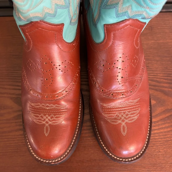 Justin Cowboy Boots with Decorative Stitching - Picture 6 of 12